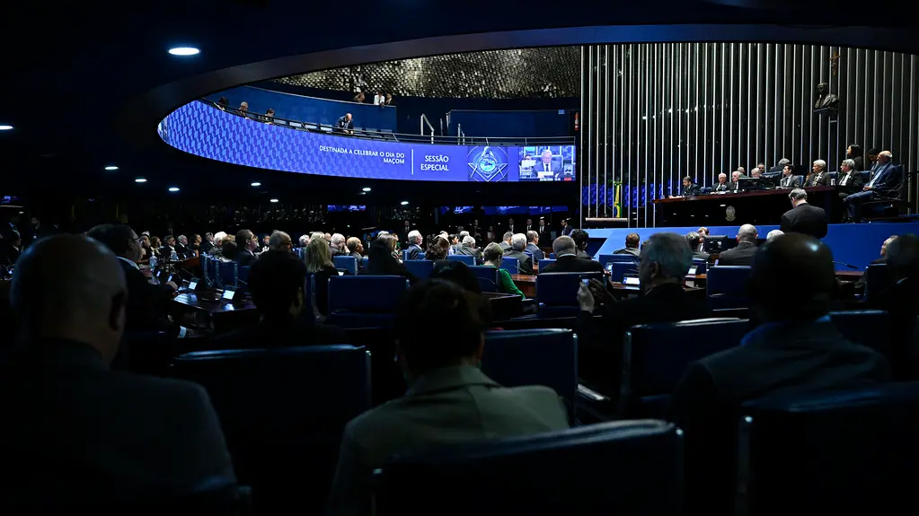 Imagem da notícia Fim da escala 6x1: senadores do Ceará apoiam PEC, mas fazem ressalvas