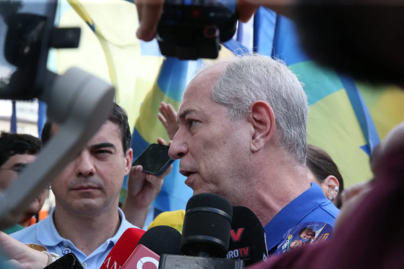 O tucano cumpre agenda eleitoral com aliados e apoiadores no Centro de Fortaleza.