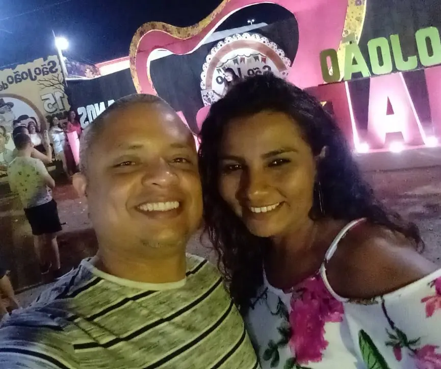 Imagem da notícia Casal é assassinado a tiros enquanto trabalhava vendendo lanches em Fortaleza