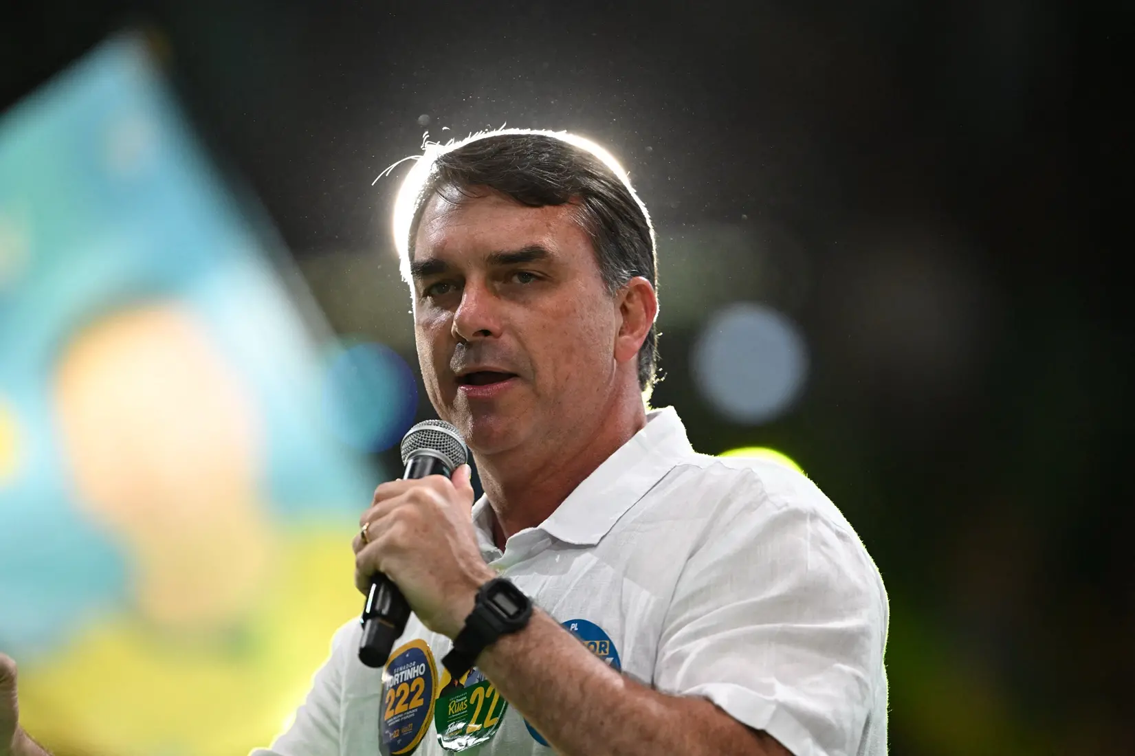 Imagem da notícia Flávio Bolsonaro faz motociata em Angra e diz que é preciso 'destravar amarras ambientais'