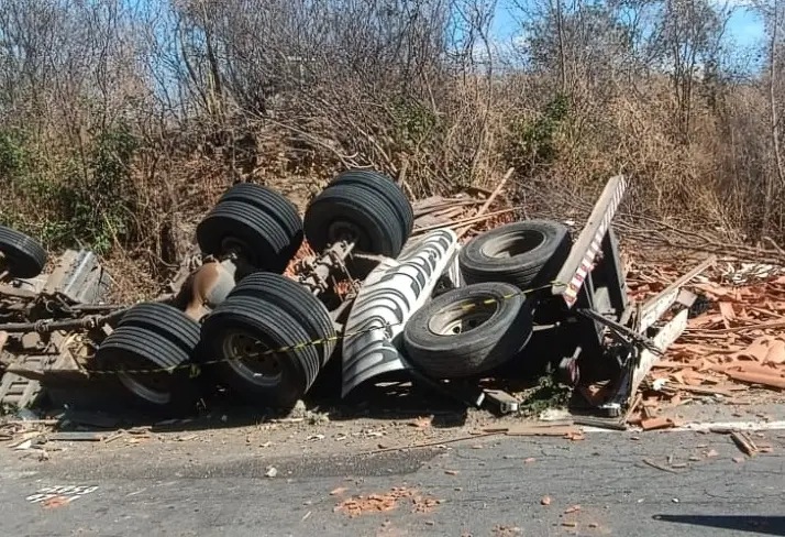Imagem da notícia Caminhão carregado de telhas tomba e deixa três mortos na CE-265, em Monsenhor Tabosa