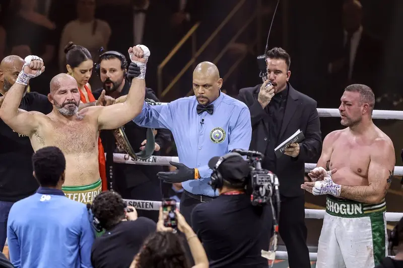 Imagem da notícia Glover Teixeira domina Shogun e vence duelo de lendas no Spaten Fight Night 3
