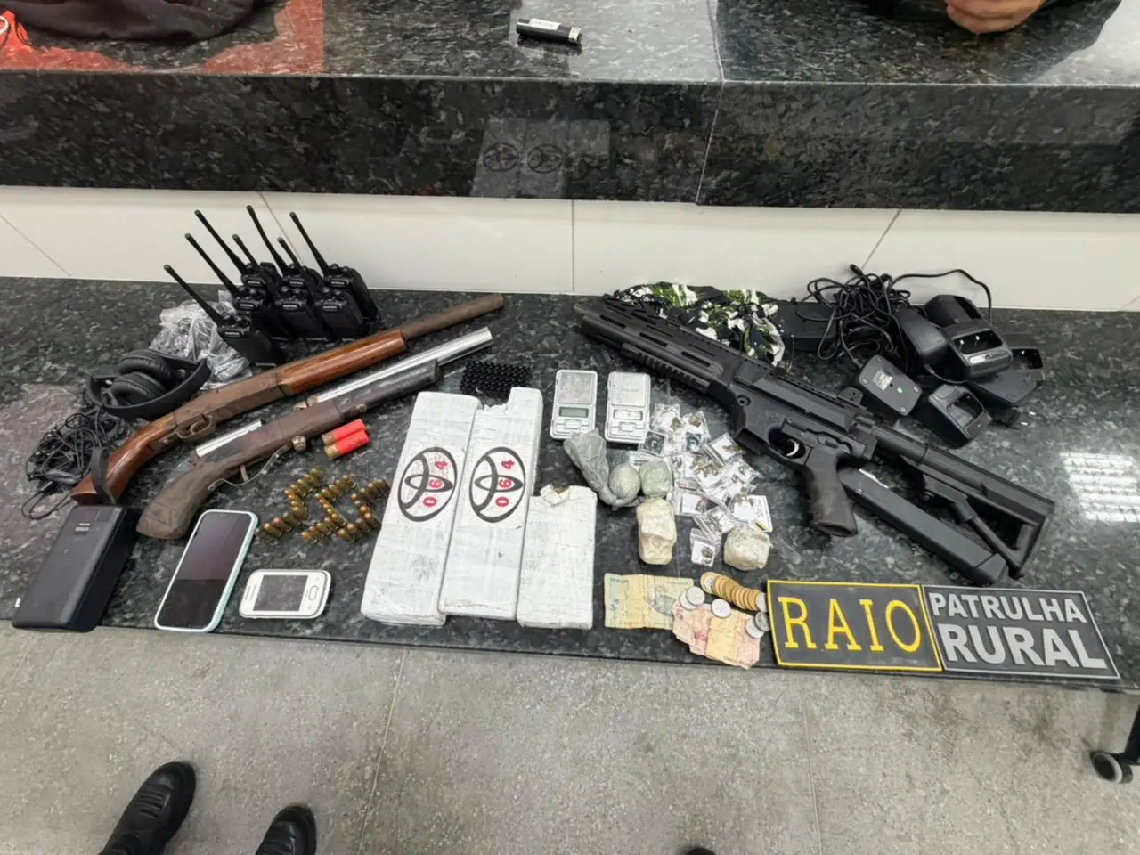 Imagem da notícia Adolescente é apreendido com armas, 7 rádios-comunicadores, munições e drogas em Barroquinha