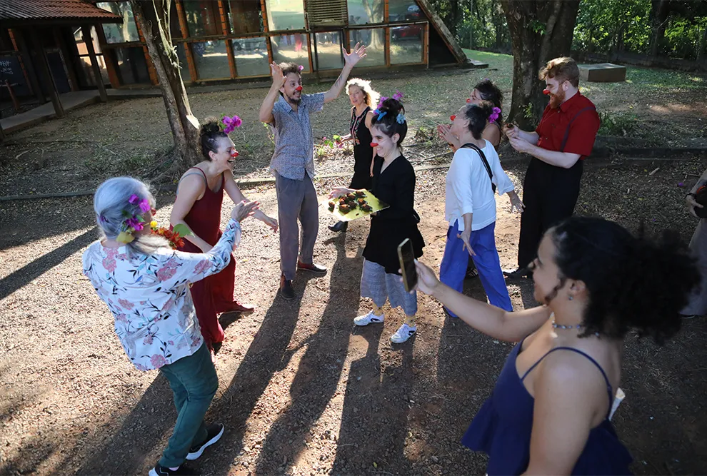 Amigos da doutoranda leram trechos da tese entre movimentos, flores, bambus e narizes vermelhos, em uma referência à palhaça “Malagueta”, personagem que acompanhou Vendramin durante trajetória artística.