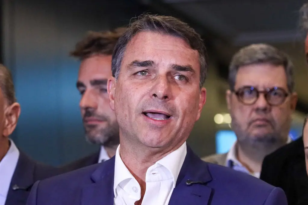 Imagem da notícia Flávio Bolsonaro: 'Ideia é criar ministério da segurança pública em parcerias com os estados'
