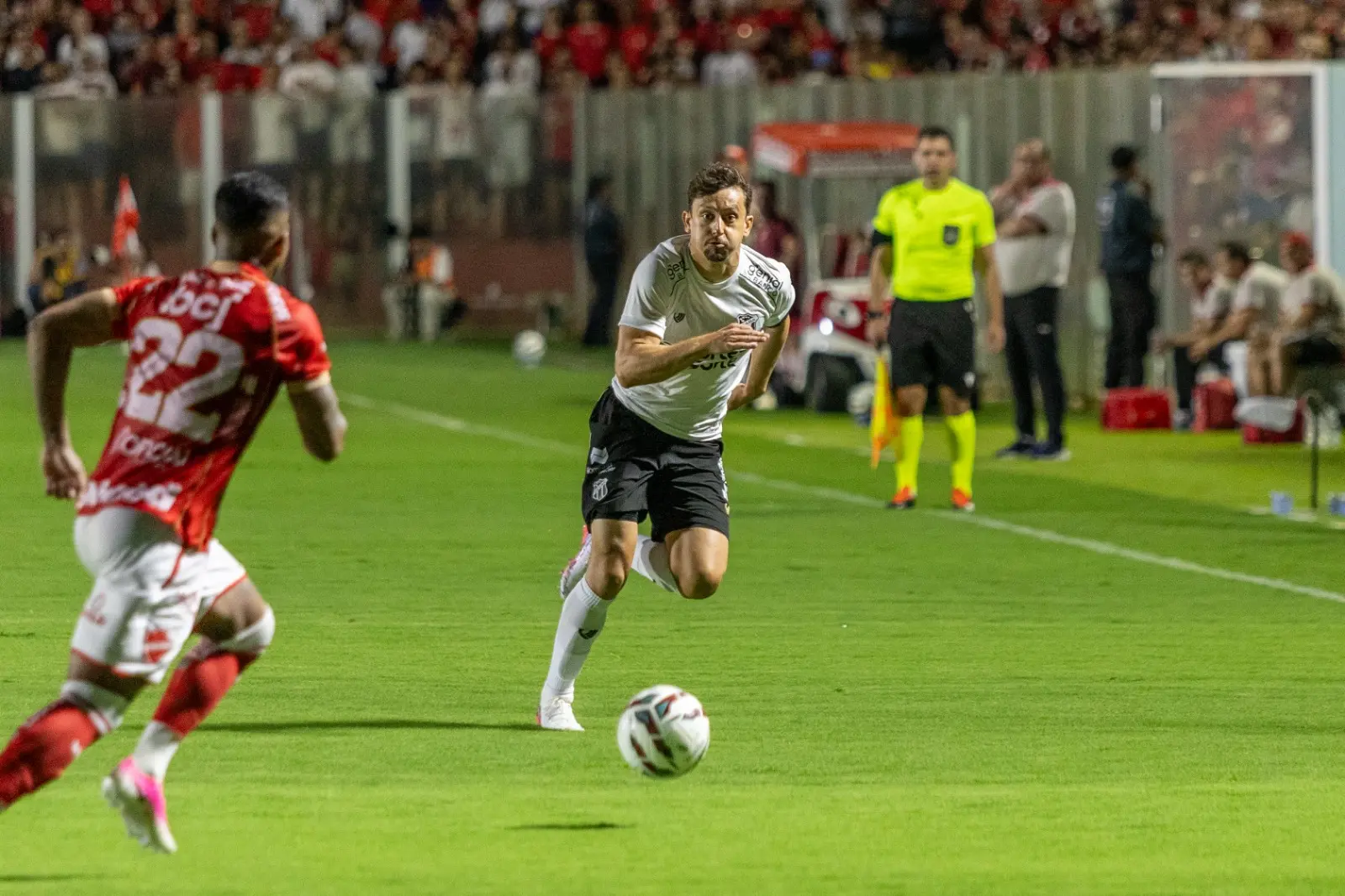 Imagem da notícia Ceará perde para o Vila Nova em jogo com apagões e segue no Z-4 da Série B