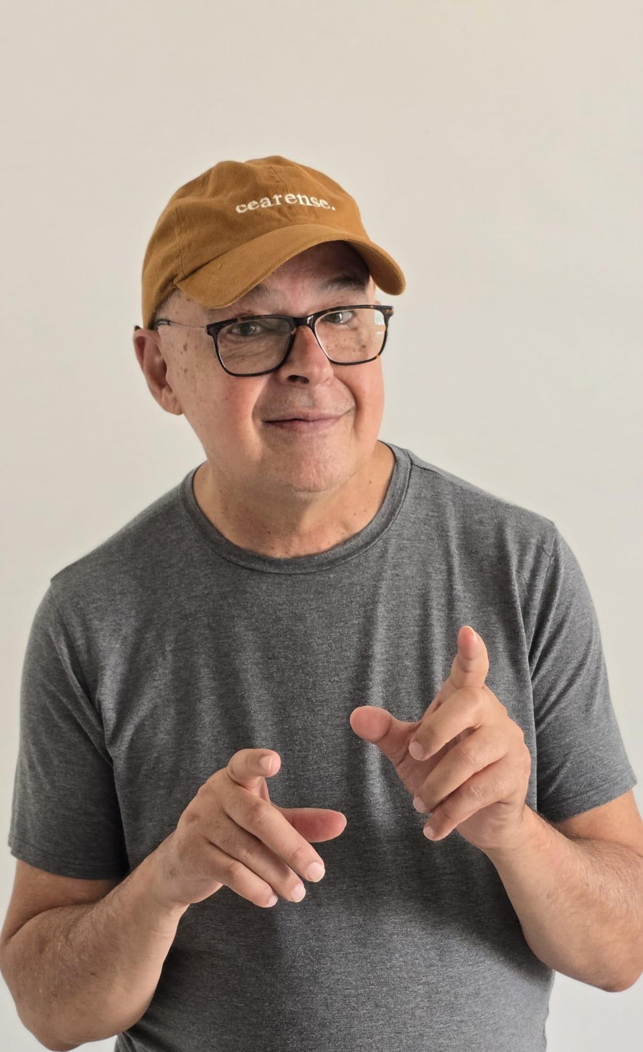 Cantor e compositor radicado em Portugal volta ao Ceará para três apresentações.