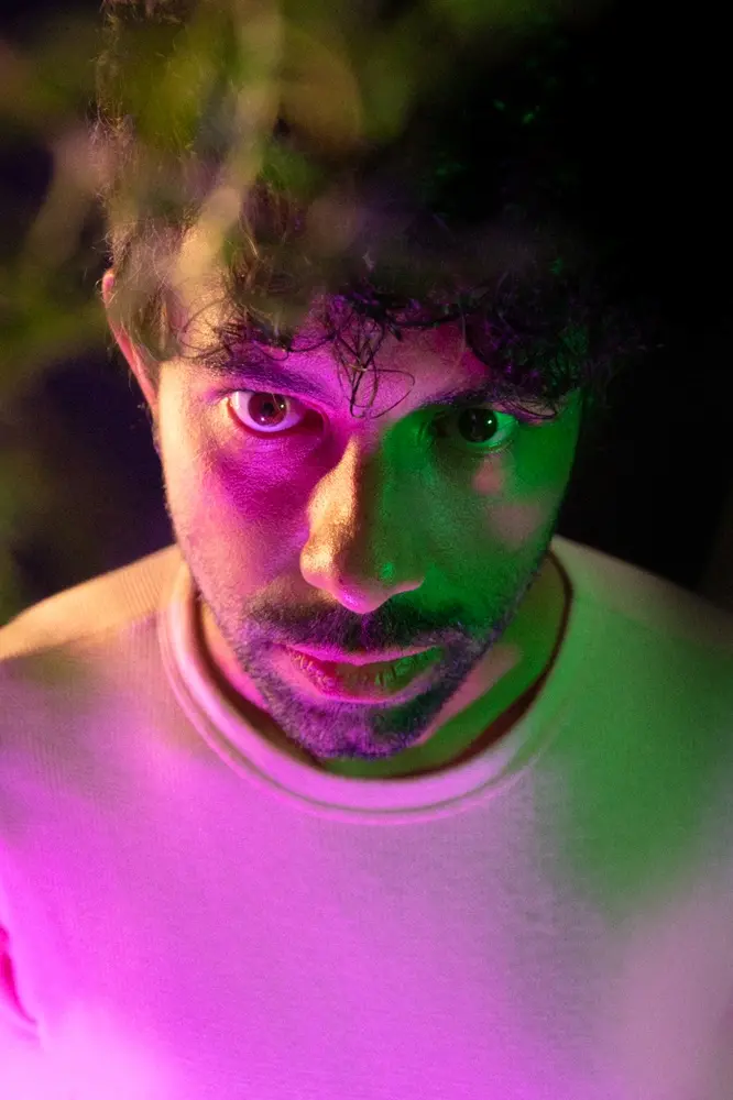 Artista apresenta repertório de seu novo álbum, 'V'.