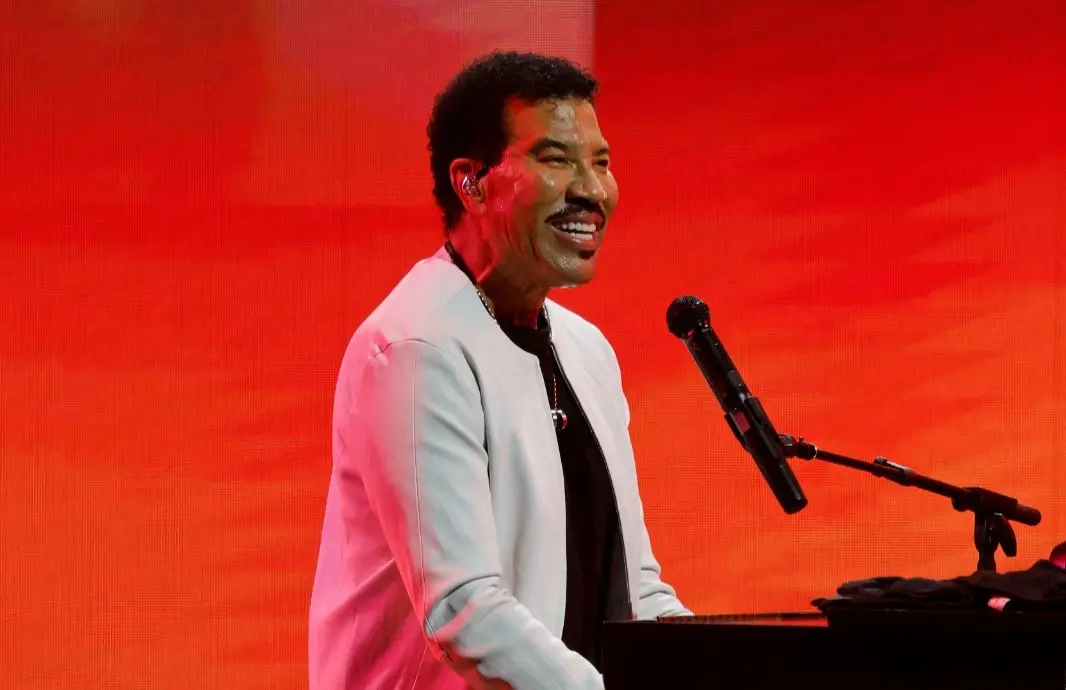 Imagem da notícia Lionel Richie é internado em UTI após passar mal em show nos Estados Unidos, diz site