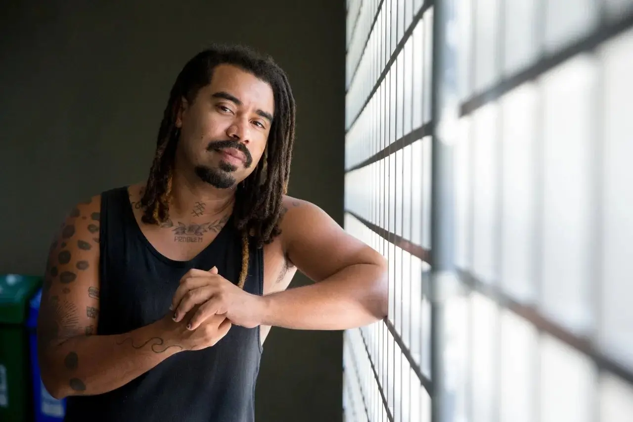 Artista tem mais de 15 anos de carreira e é destaque da cena musical de Fortaleza.