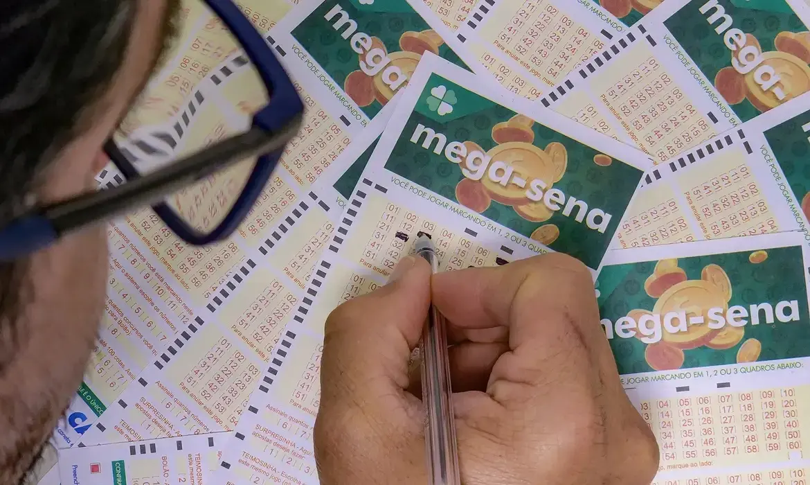 Imagem da notícia Bolão feito em Fortaleza acerta quatro dezenas da Mega-Sena e leva prêmio de R$ 90 mil