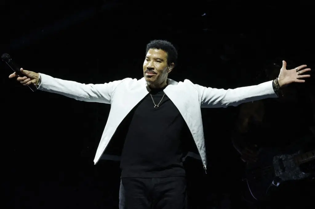 Imagem da notícia Lionel Richie segue internado na UTI; cantor deve receber alta nesta quarta