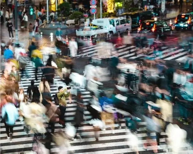 Rua com movimentação
