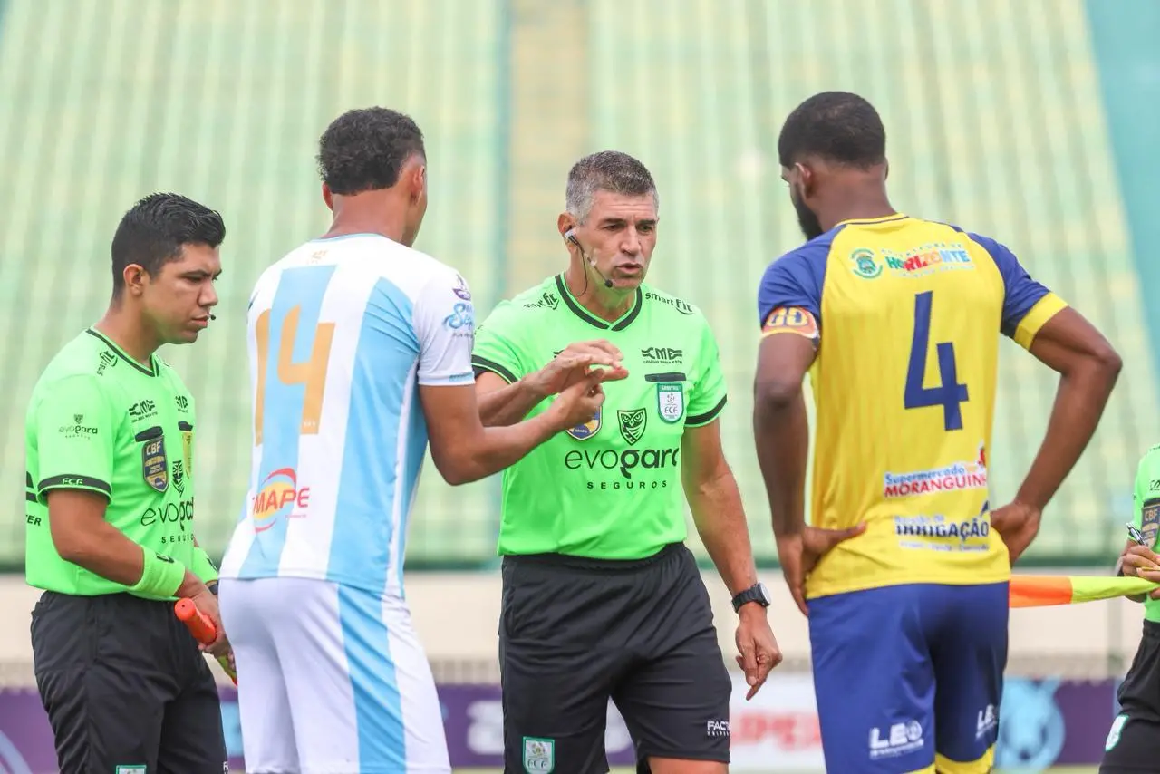 Imagem da notícia Ex-árbitro Fifa, Marcelo de Lima Henrique se despede dos gramados no Clássico-Rei