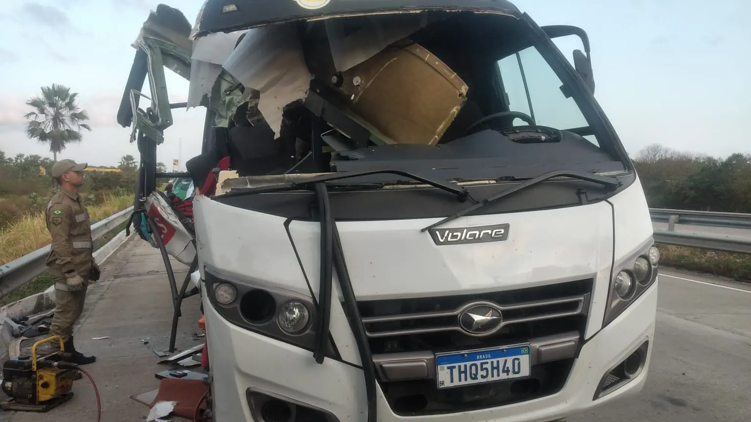 Imagem da notícia Idoso morre após micro-ônibus com pacientes de Ibiapina colidir com caminhão em Caucaia