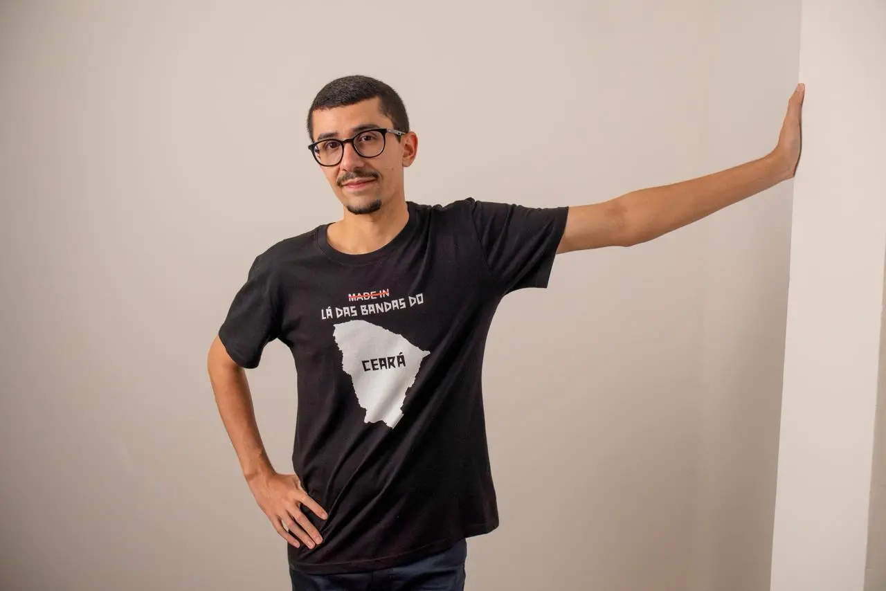 Imagem do escritor e jornalista Émerson Belo, que lançou o livro de crônicas Fortalezenses.