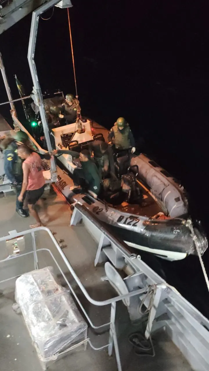 Imagem da notícia Vídeos mostram reação de pescadores à deriva ao avistarem resgate em avião da FAB