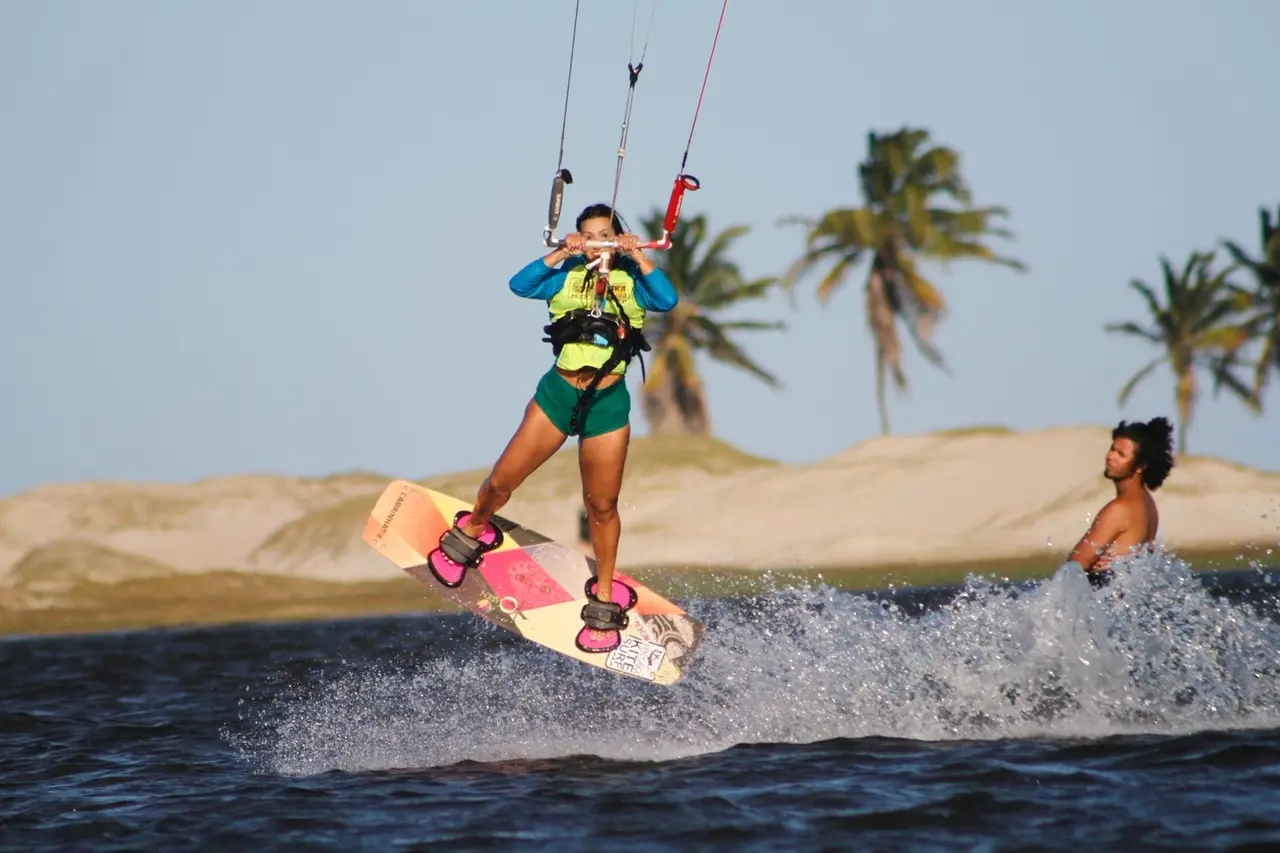 Sara fazendo salto de kietsurf.