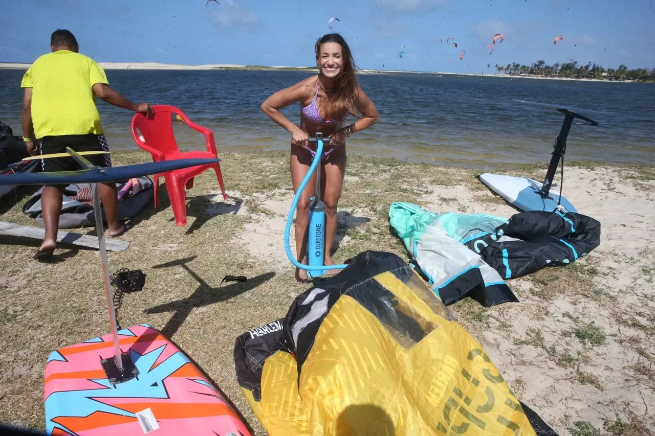 Sara inflando a pipa do Wingfoil para entrar na Lagoa do Cauípe.