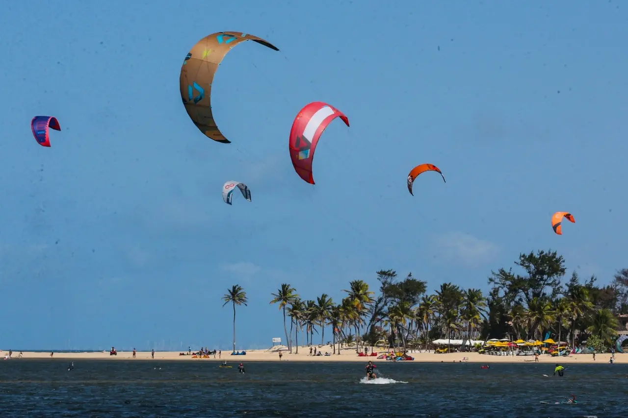Imagem da notícia: Impulsionada pelo kitesurf, temporada de ventos prevê movimentar R$ 1,66 bilhão no Ceará