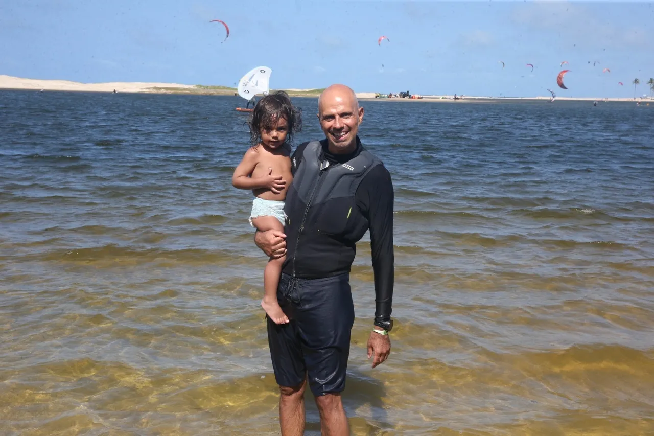 Italiano Fabio Laurora aprendeu a velejar de kitesurf em uma das suas férias, aqui no Ceará. Agora, vem com a família aproveitar as condições propícias para a prática do esporte.