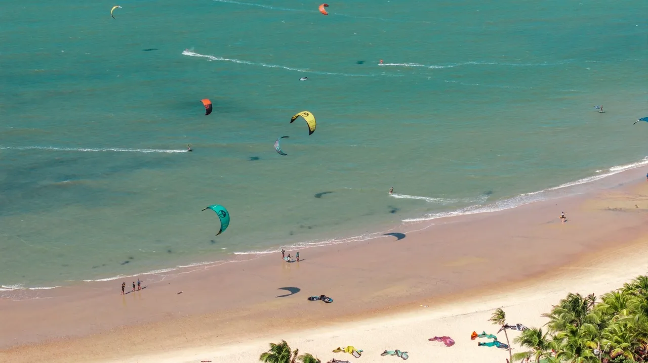 Grupos de velejadores experientes saem do Cumbuco durante a temporada dos eventos e fazem viagens pelo mar até Camocim, ainda no Ceará, ou até os Lençóis Maranhenses.