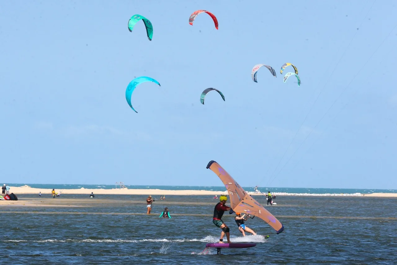 Além de kitesurf, muitas pessoas estão procurando o litoral oeste do Ceará para a prática de wingfoil (combinação de surf com uma vela segura com as mãos).