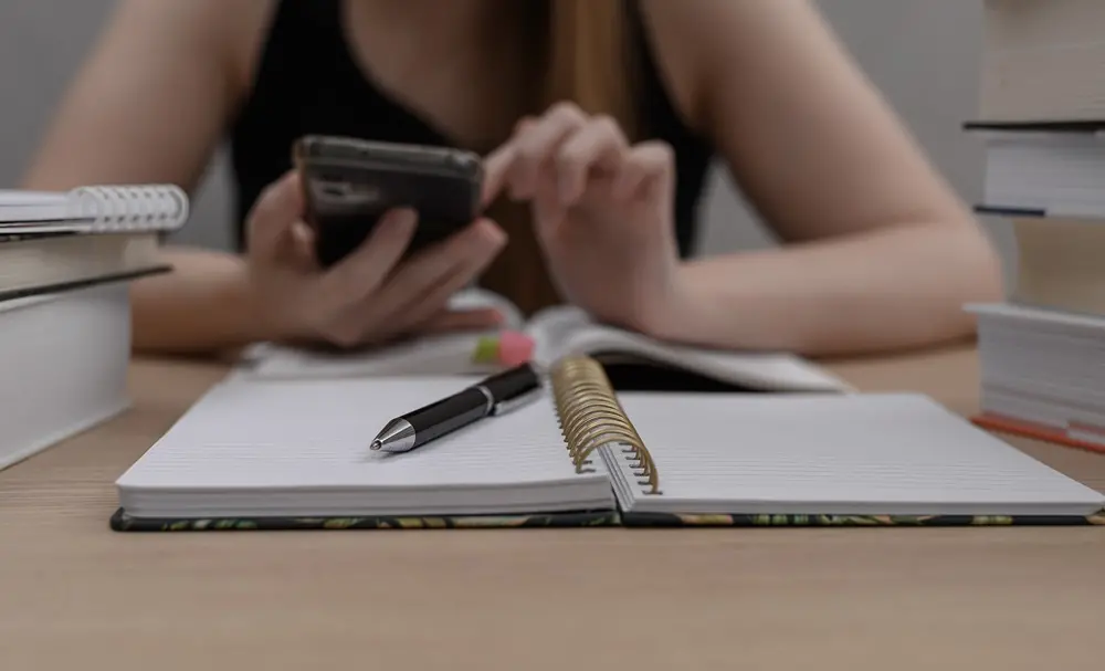 Imagem da notícia Como proibição de IA para corrigir redações e provas deve impactar escolas no CE