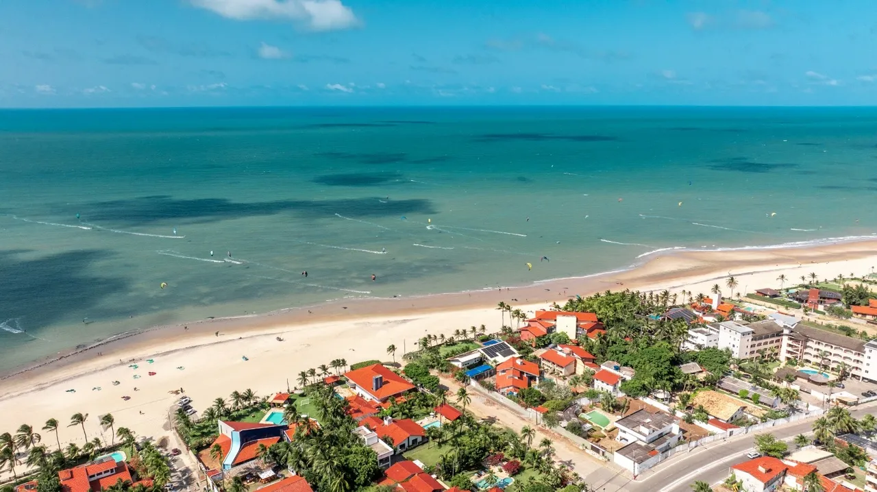Na temporada de ventos, que vai de julho a janeiro, o mar do Cumbuco e de outras praias do litor oeste ficam coloridos com as pipas de esportes aquáticos.