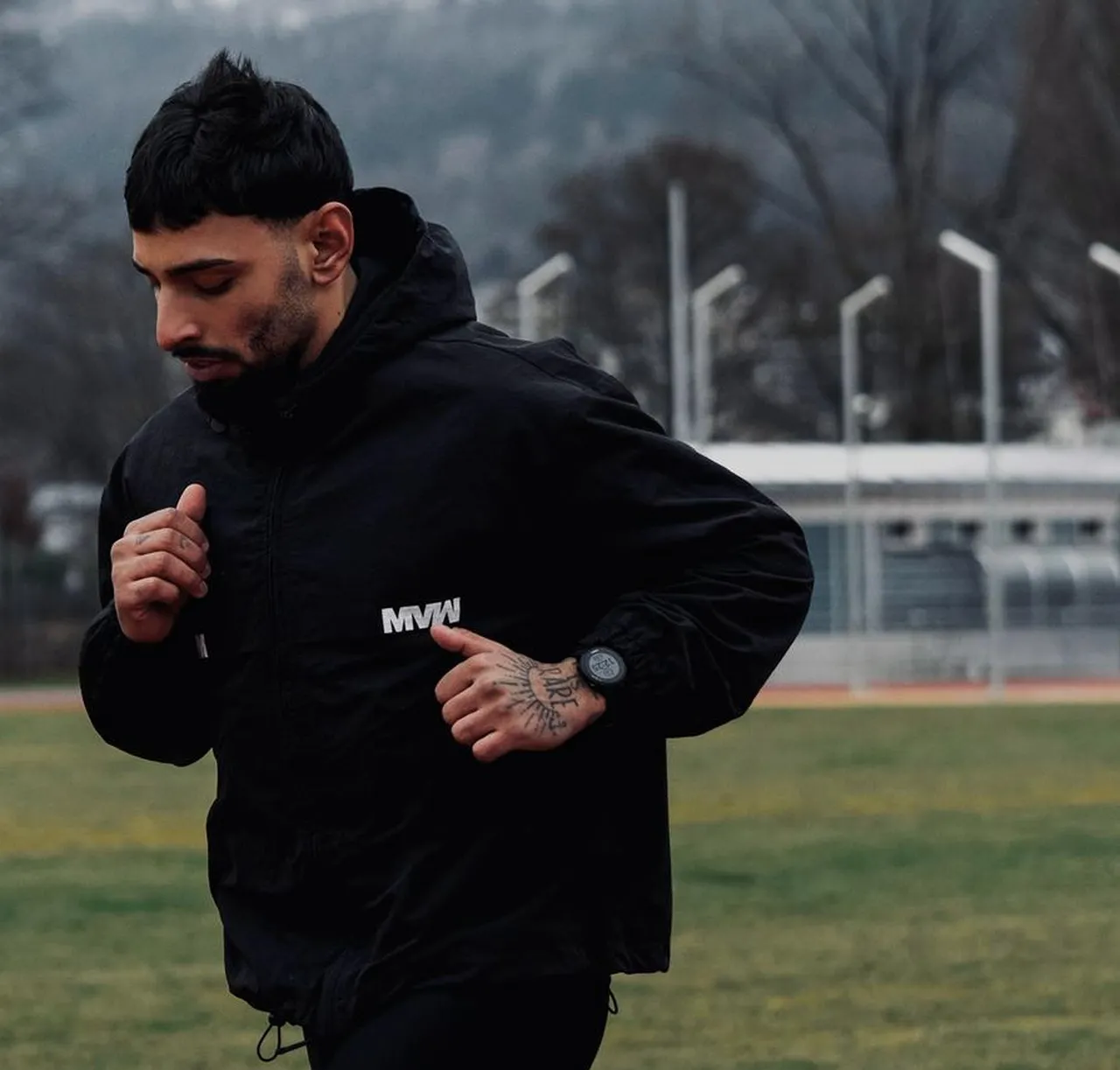 Gerson correndo no frio suíço