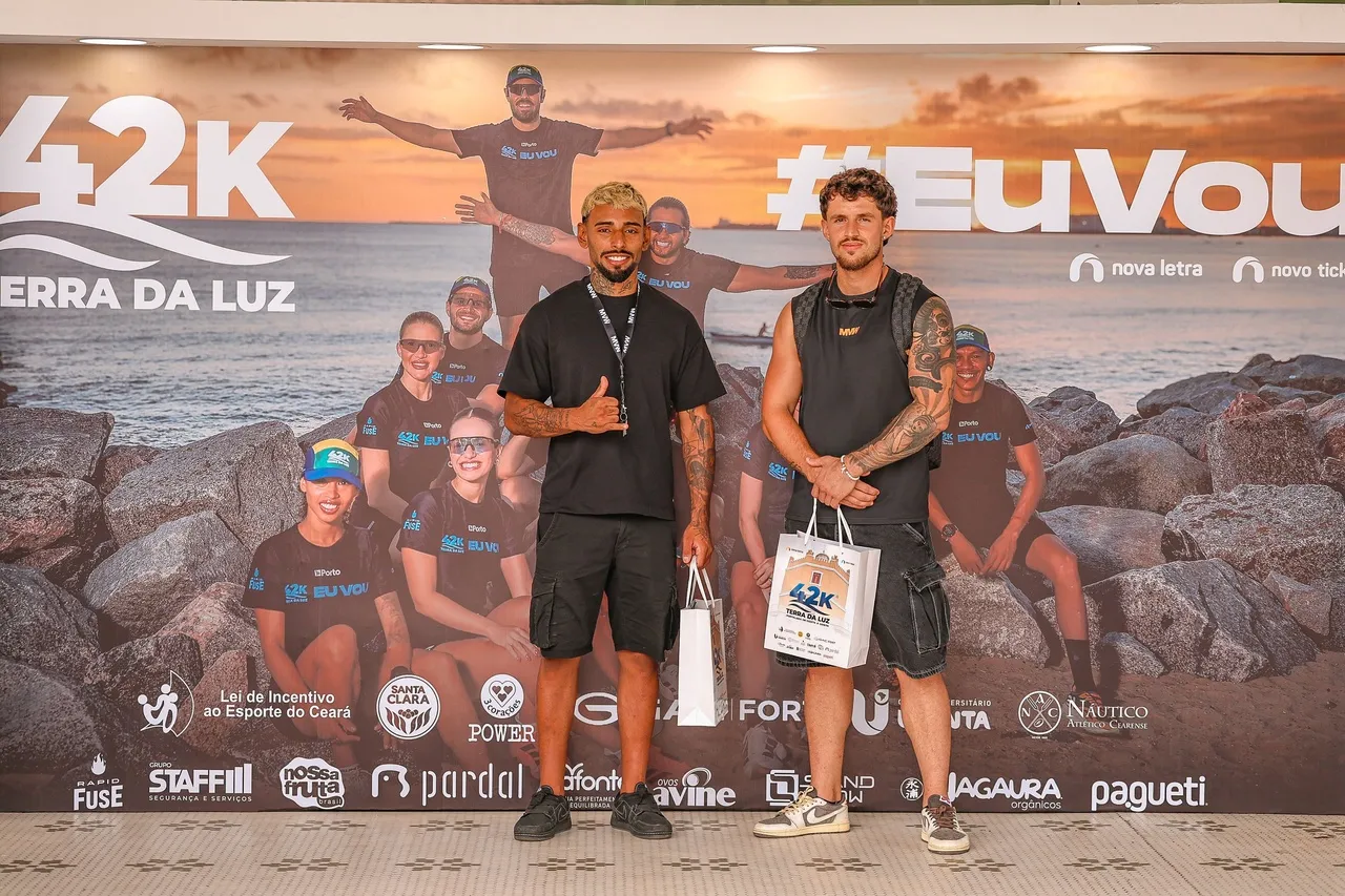 Gerson e Joel no momento da entrega dos kits da Maratona 42K Terra da Luz