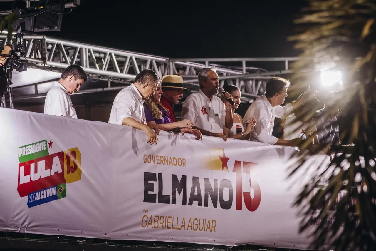 Imagem da notícia 'Dia 4 não vai se criar no Ceará nenhuma raiz bolsonarista', diz Elmano em agenda com Lula no Cariri
