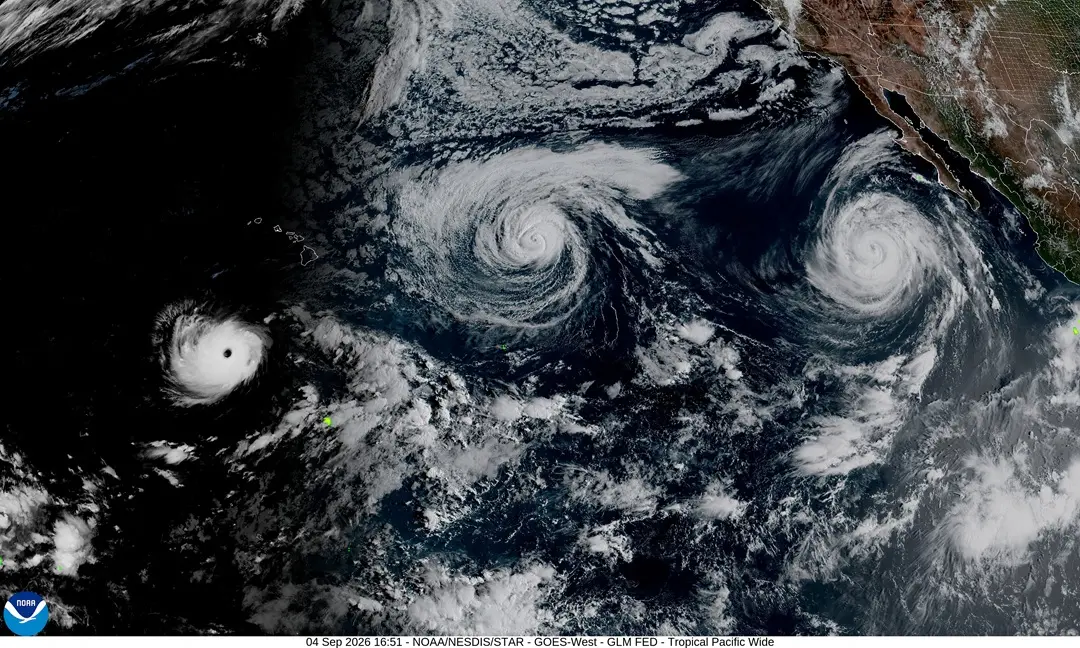 Imagem da notícia Três furacões avançam ao mesmo tempo sobre o oceano Pacífico