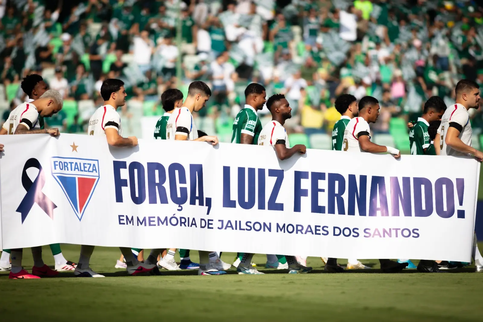 Imagem da notícia Fortaleza presta homenagem à irmão falecido de atacante Luiz Fernando