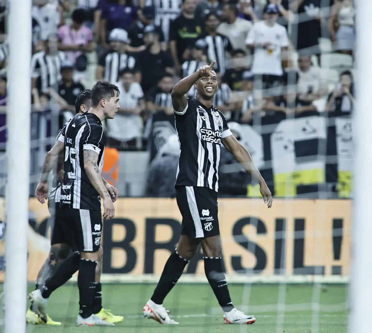 Imagem da notícia Ceará vence Sport no Castelão e deixa o Z4 da Série B