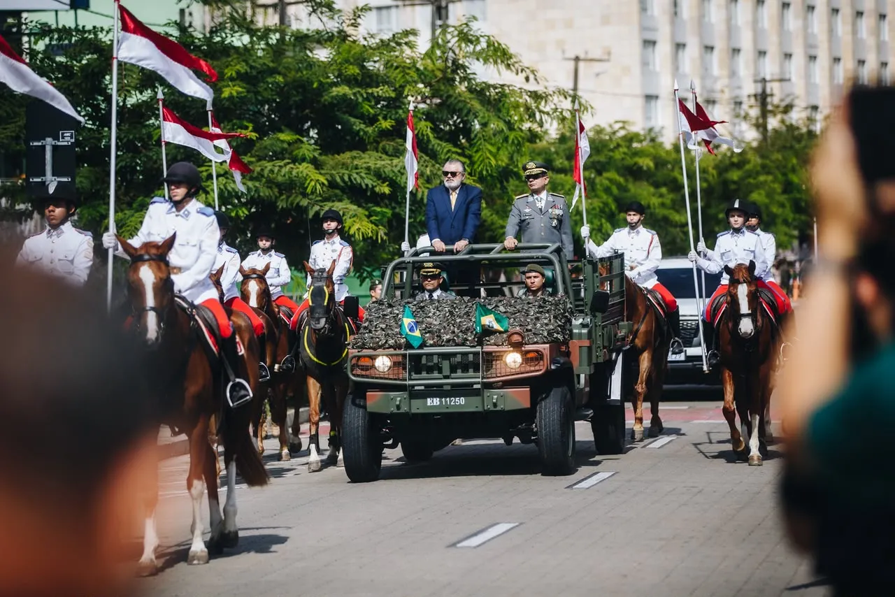 O General Ivon Barreto e o Desembargador Carlos Augusto Gomes Correa abriram oficialmente o desfile.