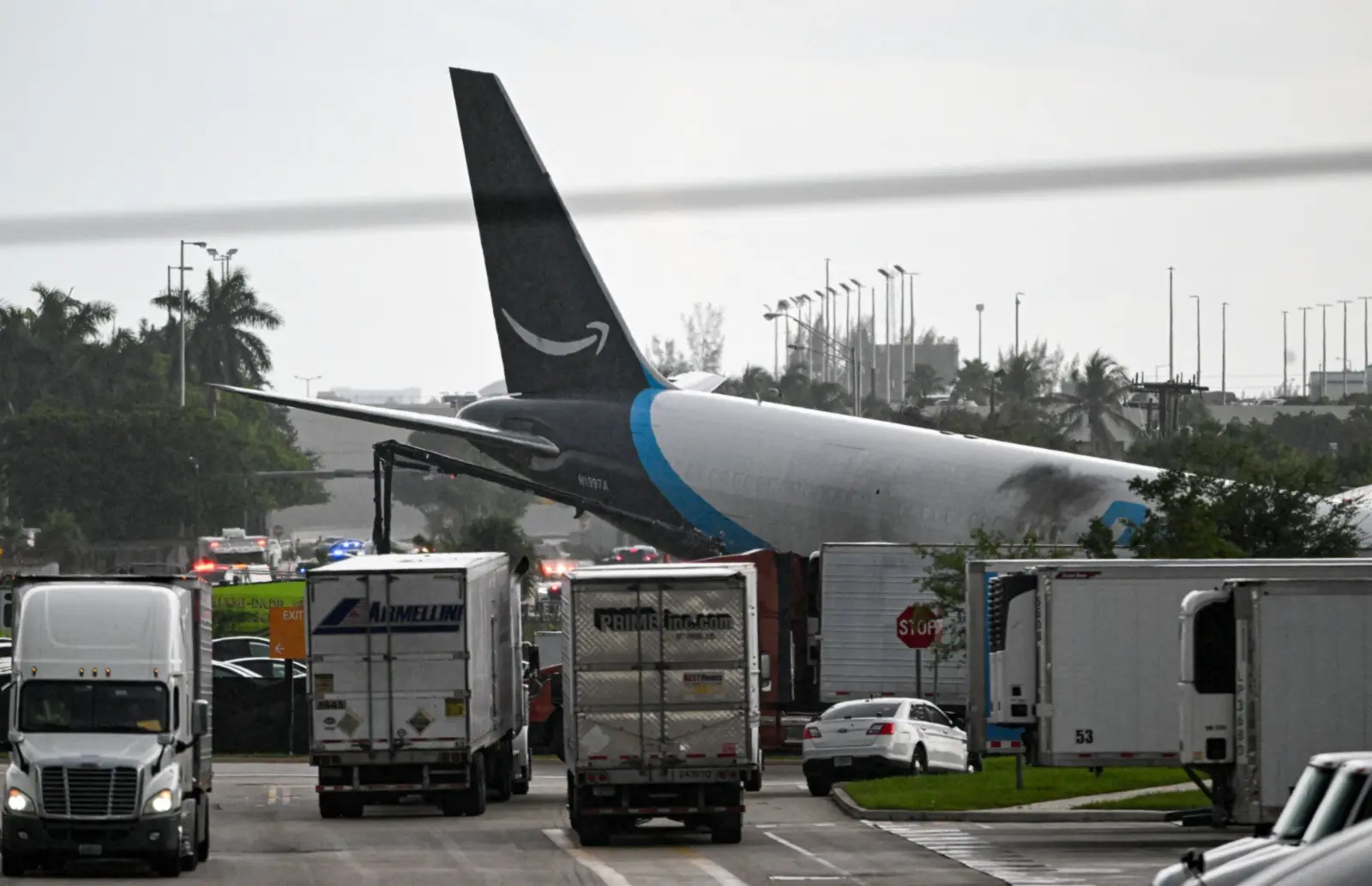 Imagem da notícia Avião de carga da Amazon sai da pista em aeroporto de Miami e deixa cinco mortos
