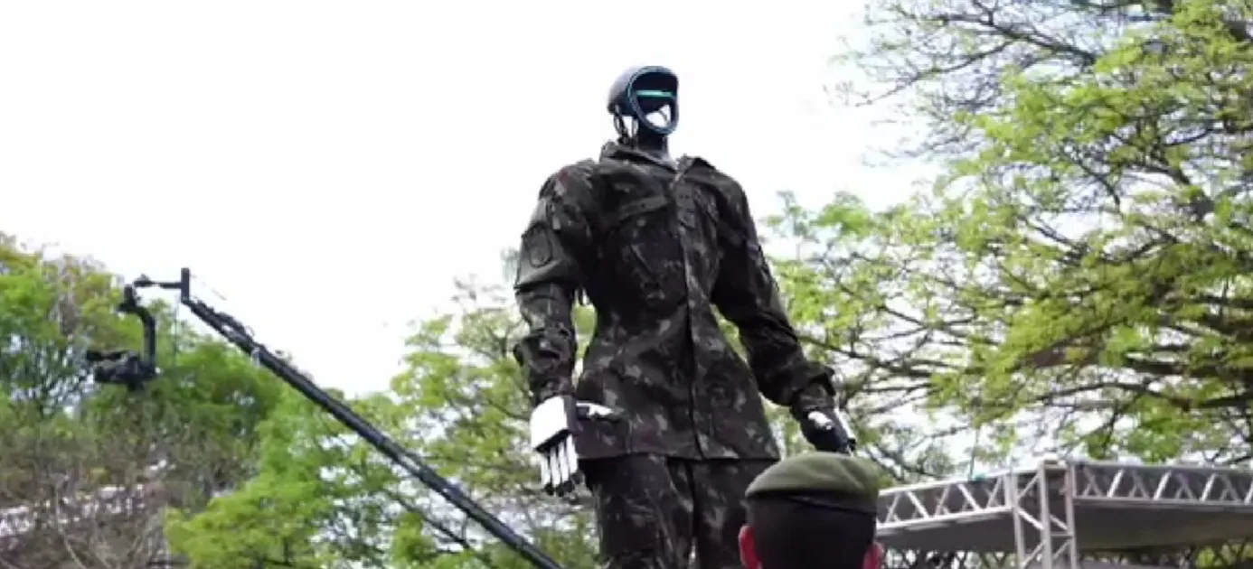 O robô foi apresentado ao público no desfile cívico-militar de 7 de Setembro.