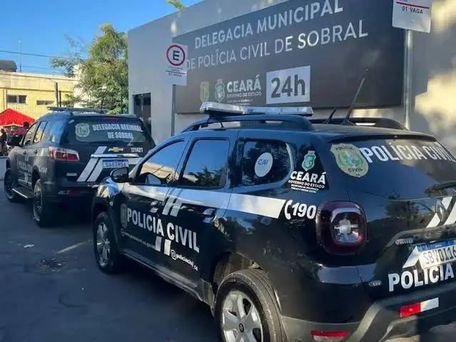 Imagem da notícia Dupla atira contra viatura da PM, sofre acidente durante fuga e é presa em Sobral