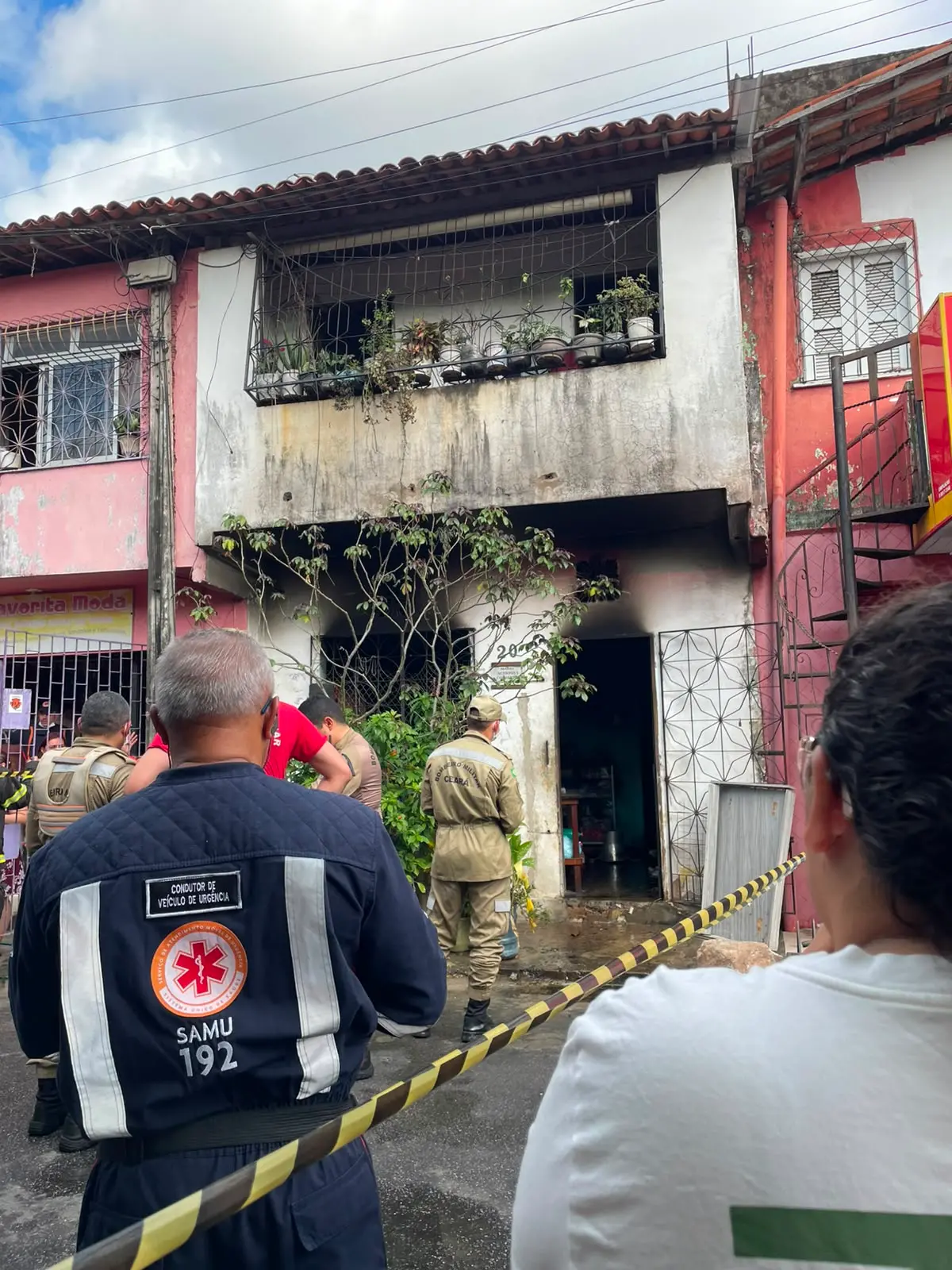 Imagem da notícia Idosa morre em incêndio na própria casa no bairro Vila Velha, em Fortaleza