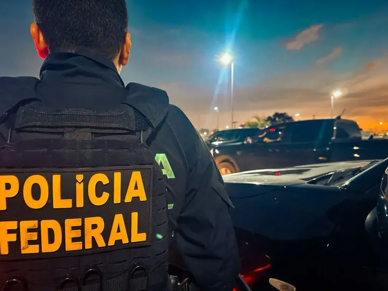 Imagem da notícia PF aborda empresário e PM após saque de R$ 4 milhões em espécie