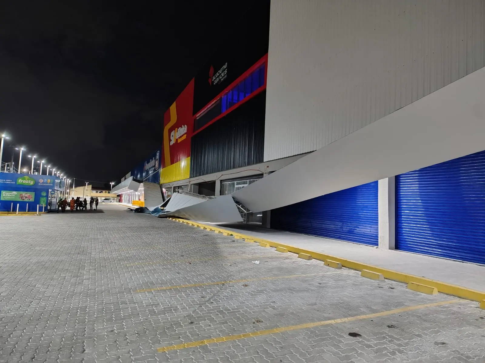 Imagem da notícia Marquise de centro comercial desaba e atinge vigilante no bairro Jangurussu