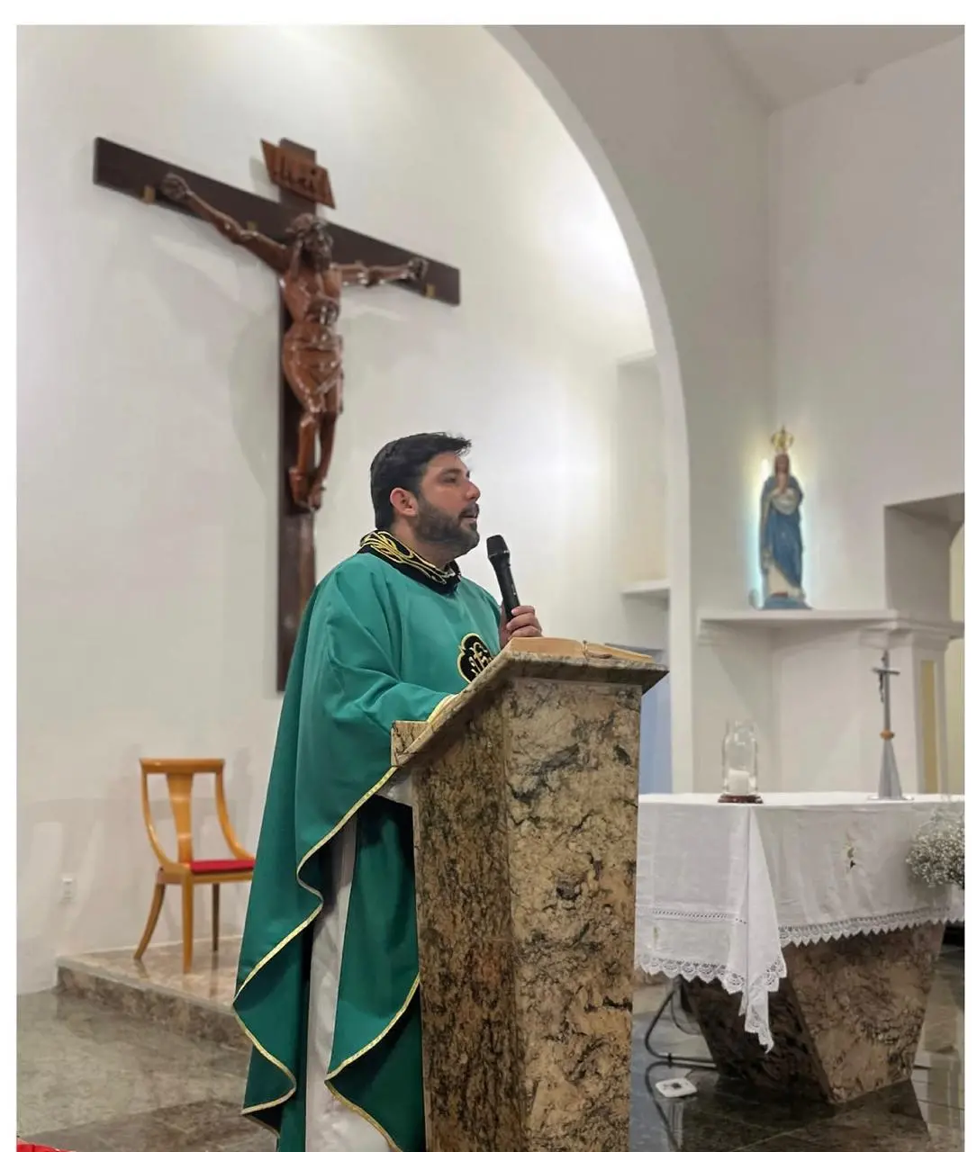 Imagem da notícia Padre cearense é finalista de disputa com samba-enredo sobre Santo Antônio sem cabeça de Caridade