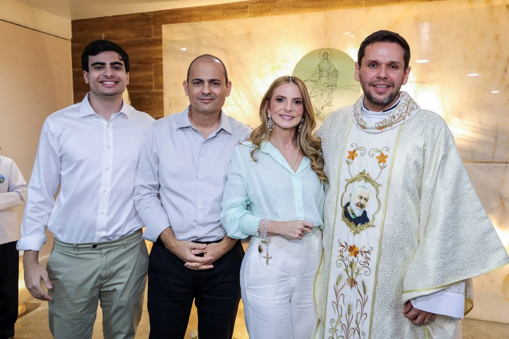 Imagem da notícia CAPTEI: Michelle Aragão é celebrada em tarde de fé, amizade e emoção em Fortaleza