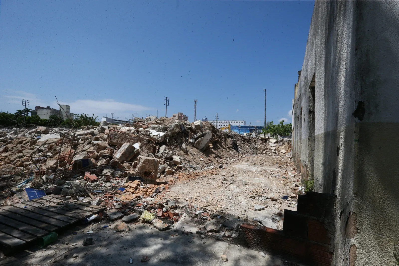 Demolição de ginásio chama atenção de quem passa na região do Centro.