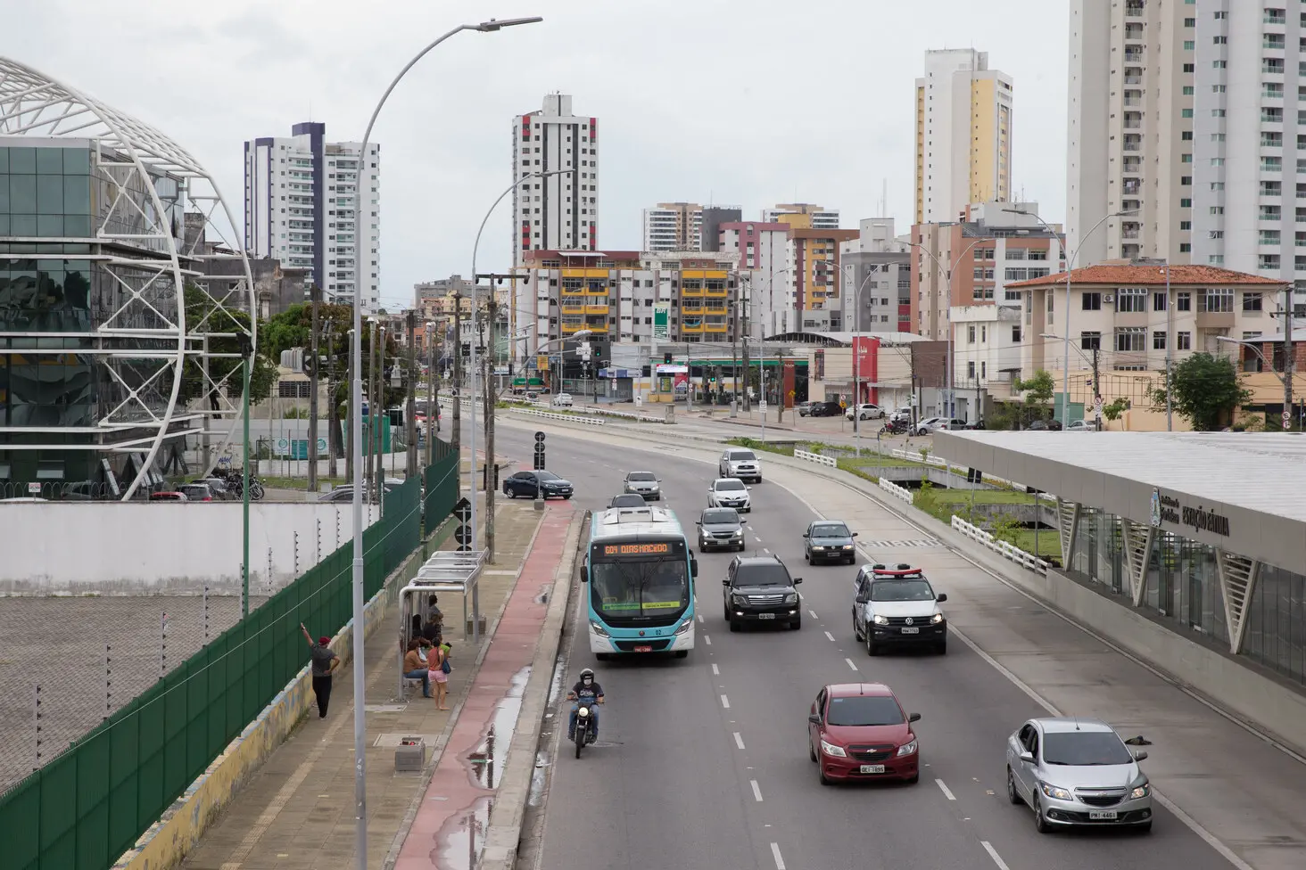 Imagem da notícia Avenida Aguanambi e outras 11 ruas de Fortaleza devem receber fiação subterrânea