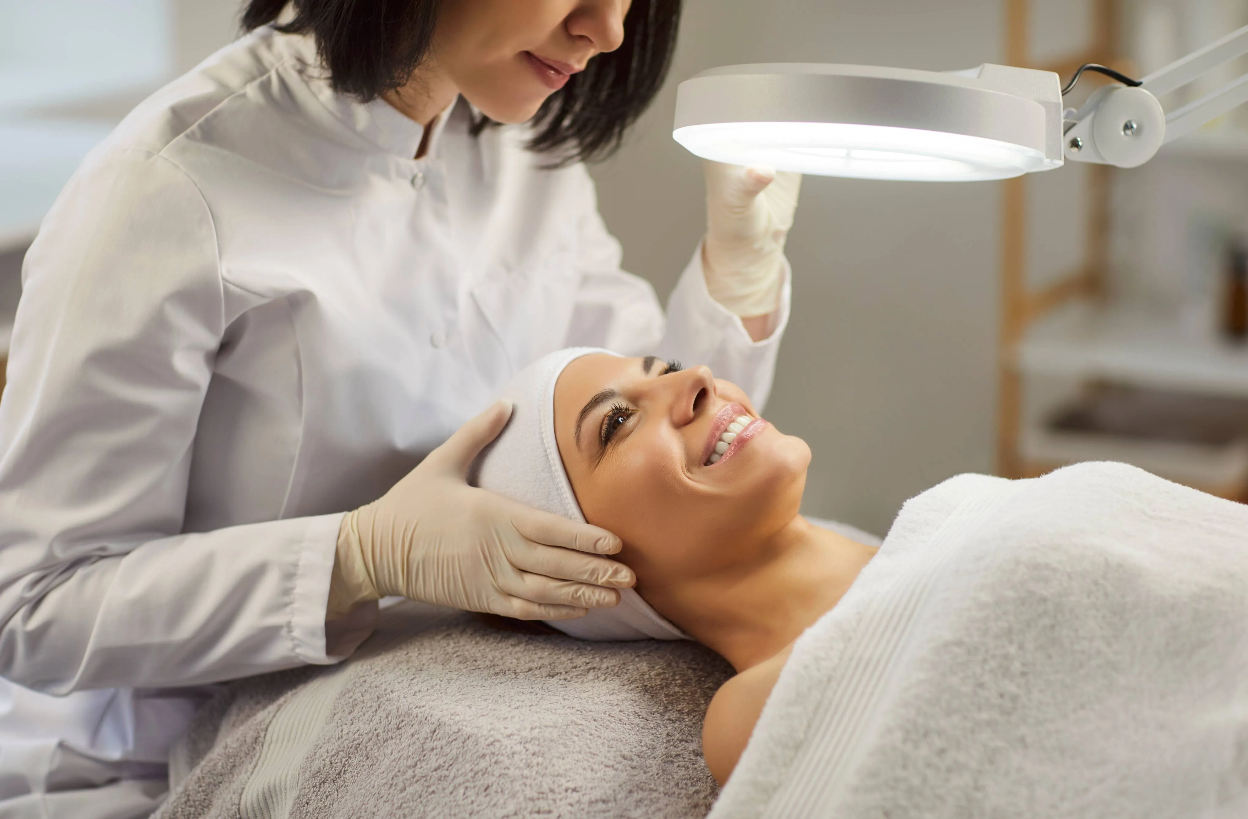 Durante a consulta, o dermatologista deve analisar detalhes da pele como textura, espessura aparente, elasticidade e hidratação.