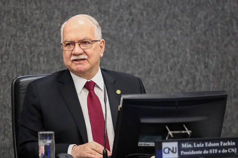 Imagem da notícia Fachin suspende decisões de Mendonça e Dino sobre afastamento e recondução de Andrei Rodrigues à PF