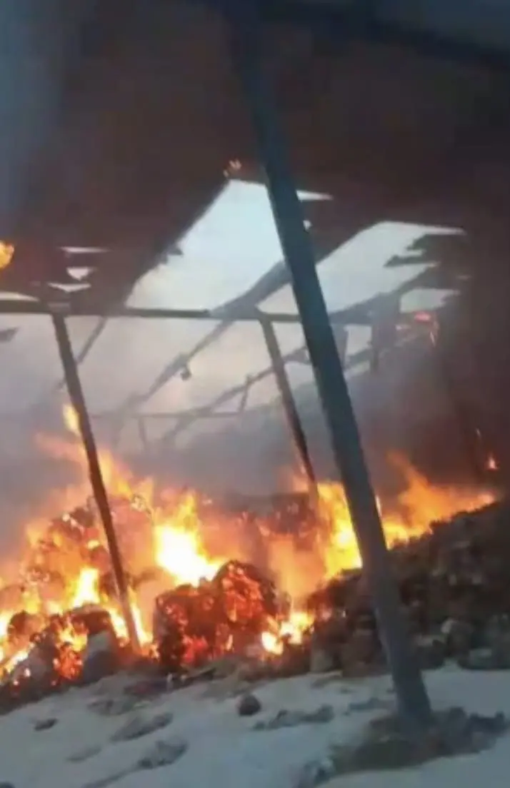 Imagem da notícia Incêndio atinge fábrica e destrói 50 toneladas de matéria-prima em Itapipoca