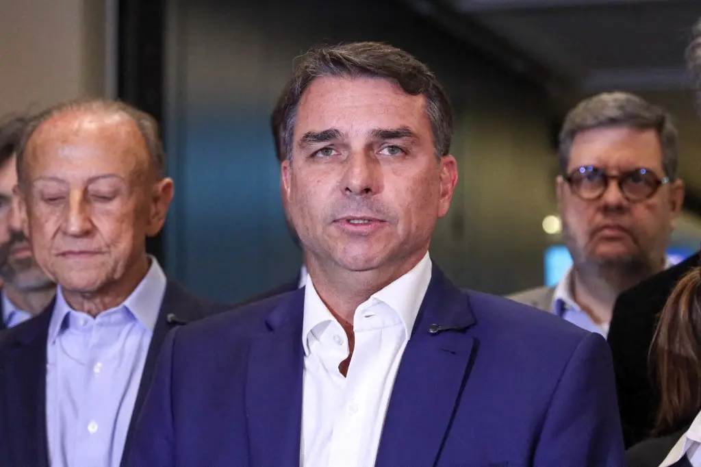 Imagem da notícia 'Virou várzea', diz Flávio Bolsonaro sobre recondução de Andrei Rodrigues